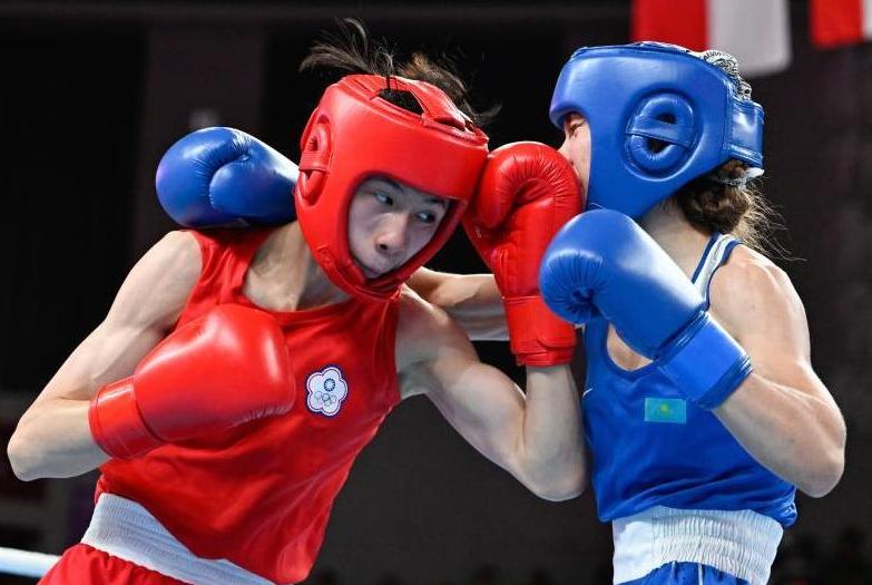 体育场上搏击拼搏：女队队员战无不胜！