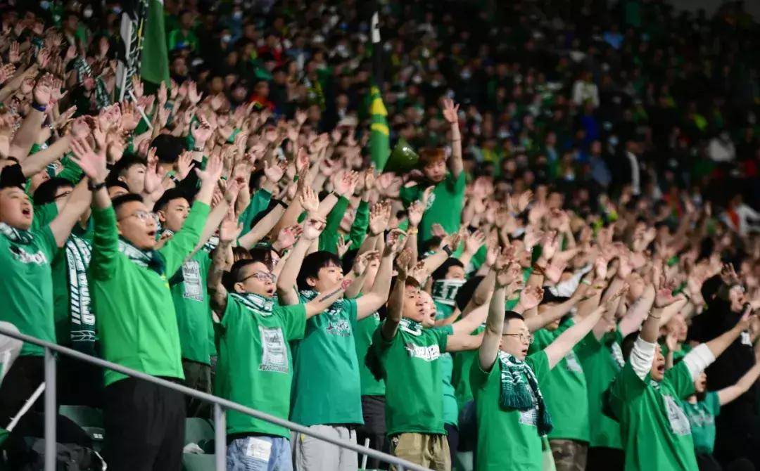 关于足球场上竞技愈加激烈，球迷情绪高涨的信息