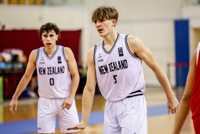 包含青海男篮在比赛中遭遇失败，球队中存在矛盾的词条