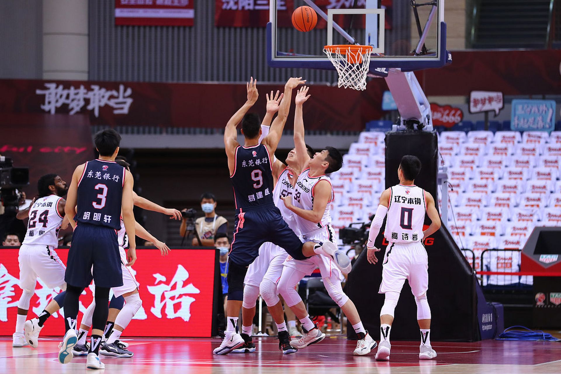 包含青海男篮在比赛中遭遇失败，球队中存在矛盾的词条