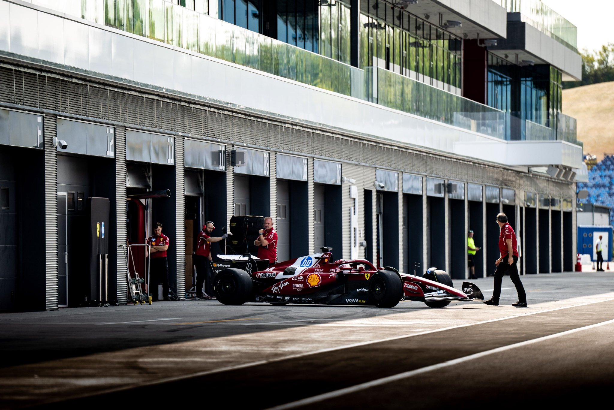 关于哈斯车队逆转红牛车队，勒克莱尔统治全场的信息