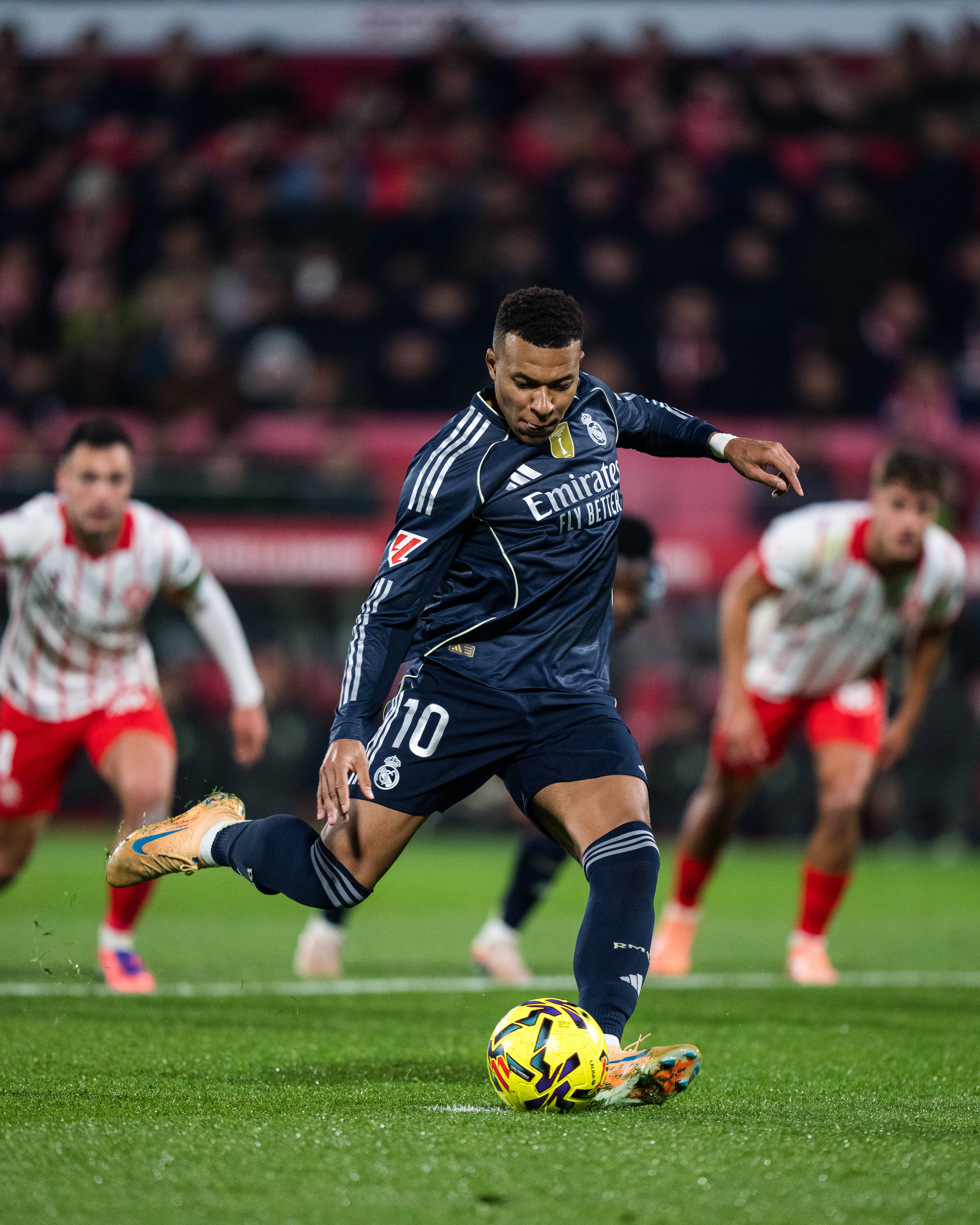 包含巴西横扫葡萄牙，姆巴佩高光表现的词条